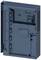 Behuizing van een industrieel besturingsapparaat, rechthoekig, donkerblauw, met ventilatiesleuven en montagebeugels, verticaal georiënteerd.