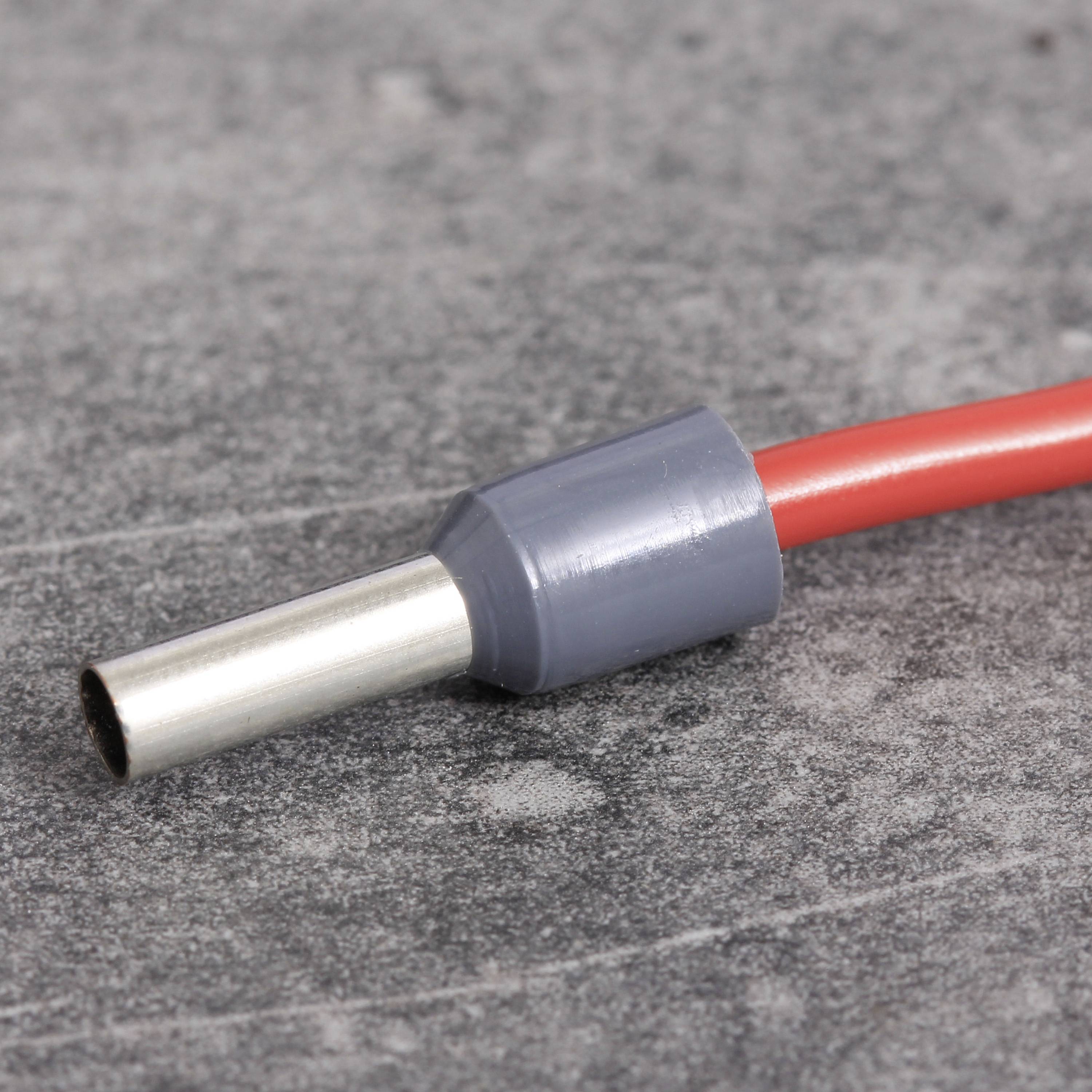 Een grijze kabelaansluiting met een rood kabel op een grijze achtergrond.
