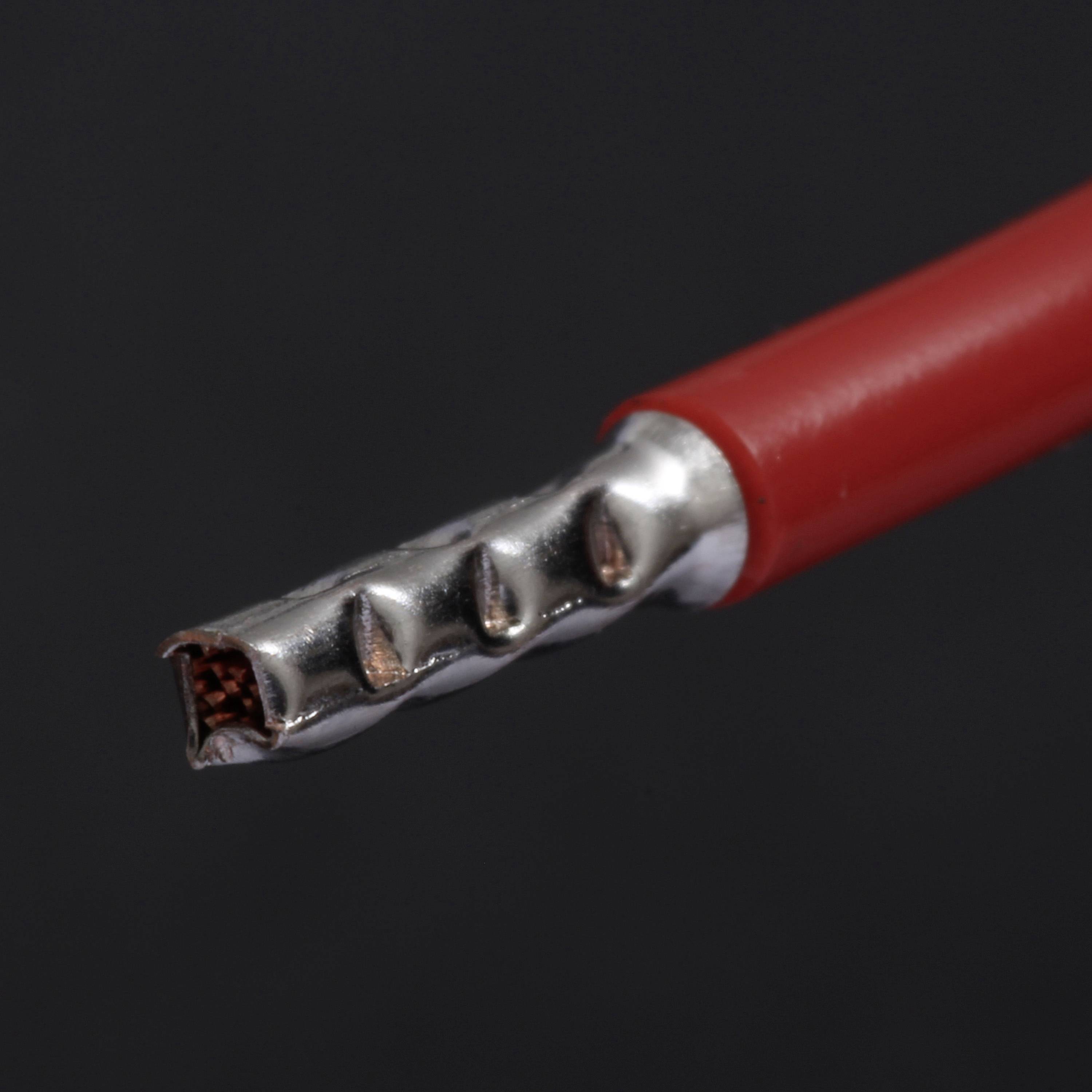 Een rood kabel met een niet-geïsoleerde, vertinde geleider aan het uiteinde, voor een donkere achtergrond.