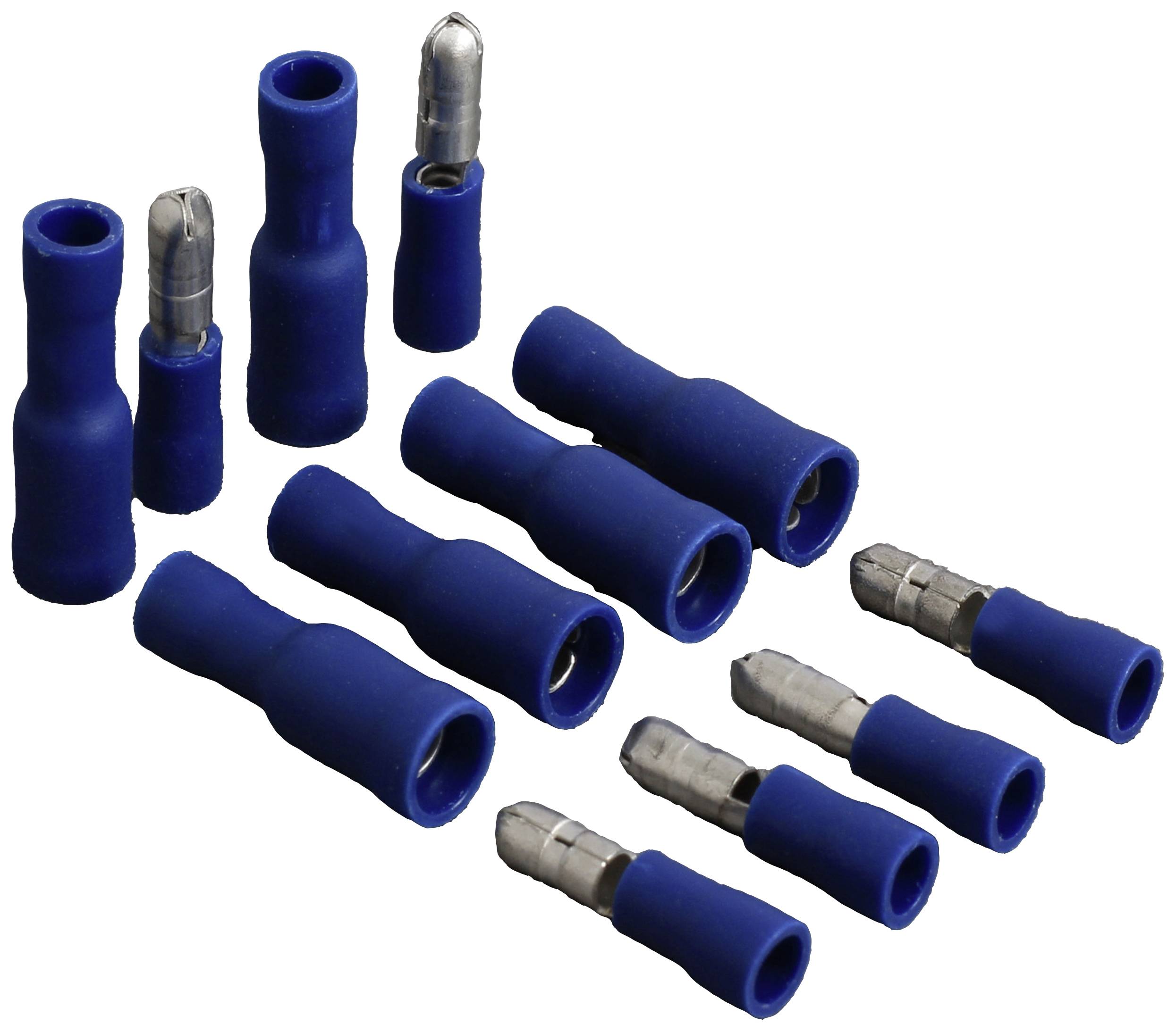 Blauwe elektrische stekkers met metalen uiteinden, in verschillende formaten, gerangschikt op een witte achtergrond.