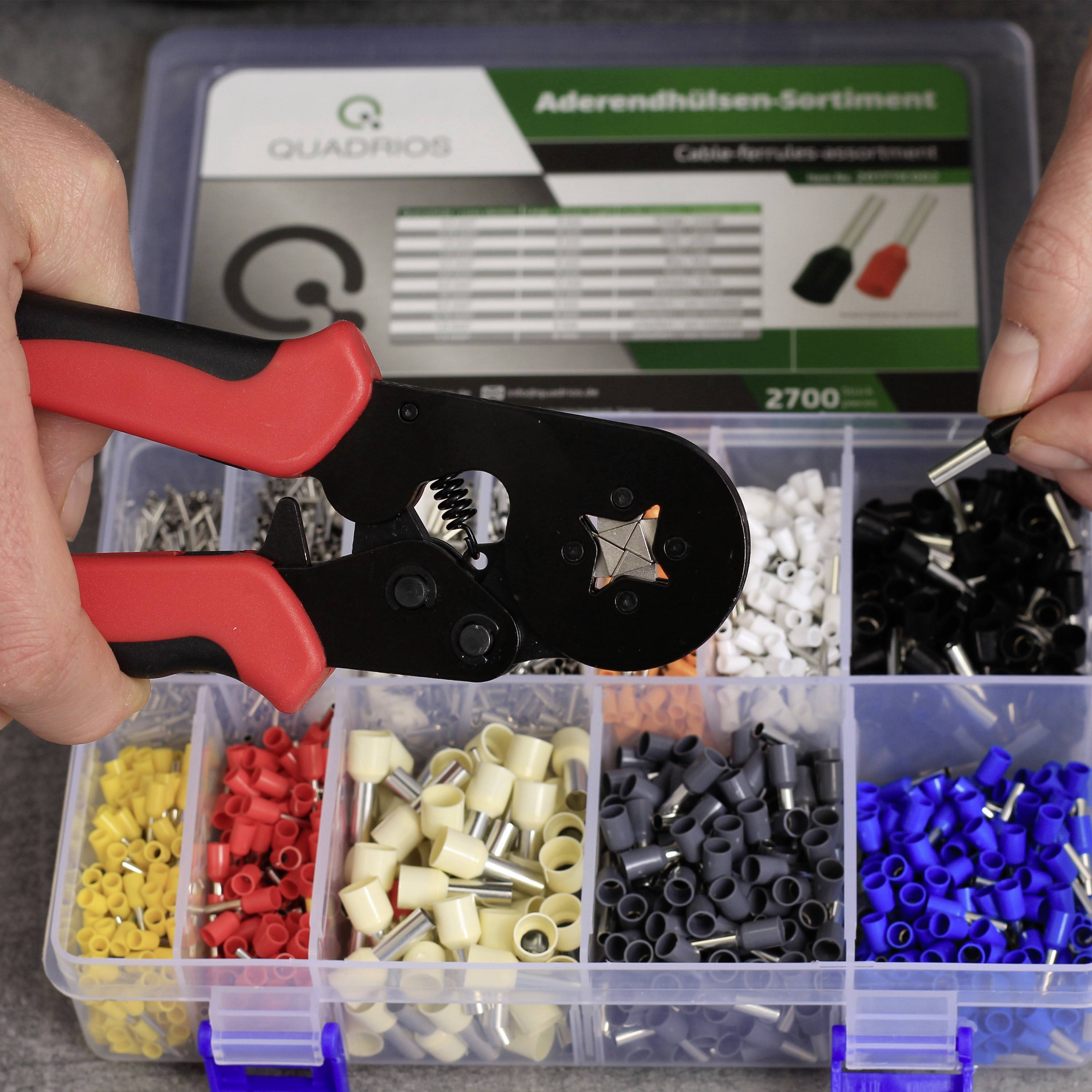 'Close-up van een krimptang en een kabelassortiment met verschillende gekleurde adereindhulzen in een organizer.'