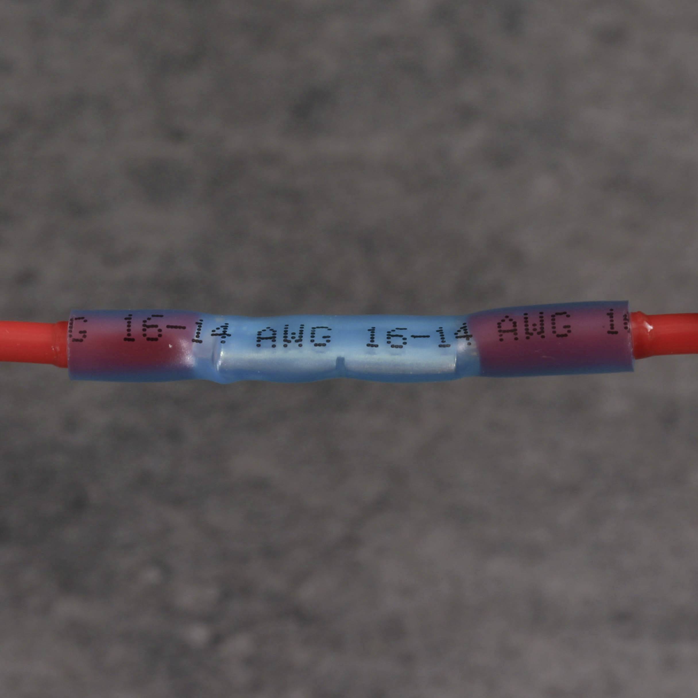 Een rood kabel met een blauwe connector die het opschrift '15-14 AWG' draagt, op een grijze achtergrond.