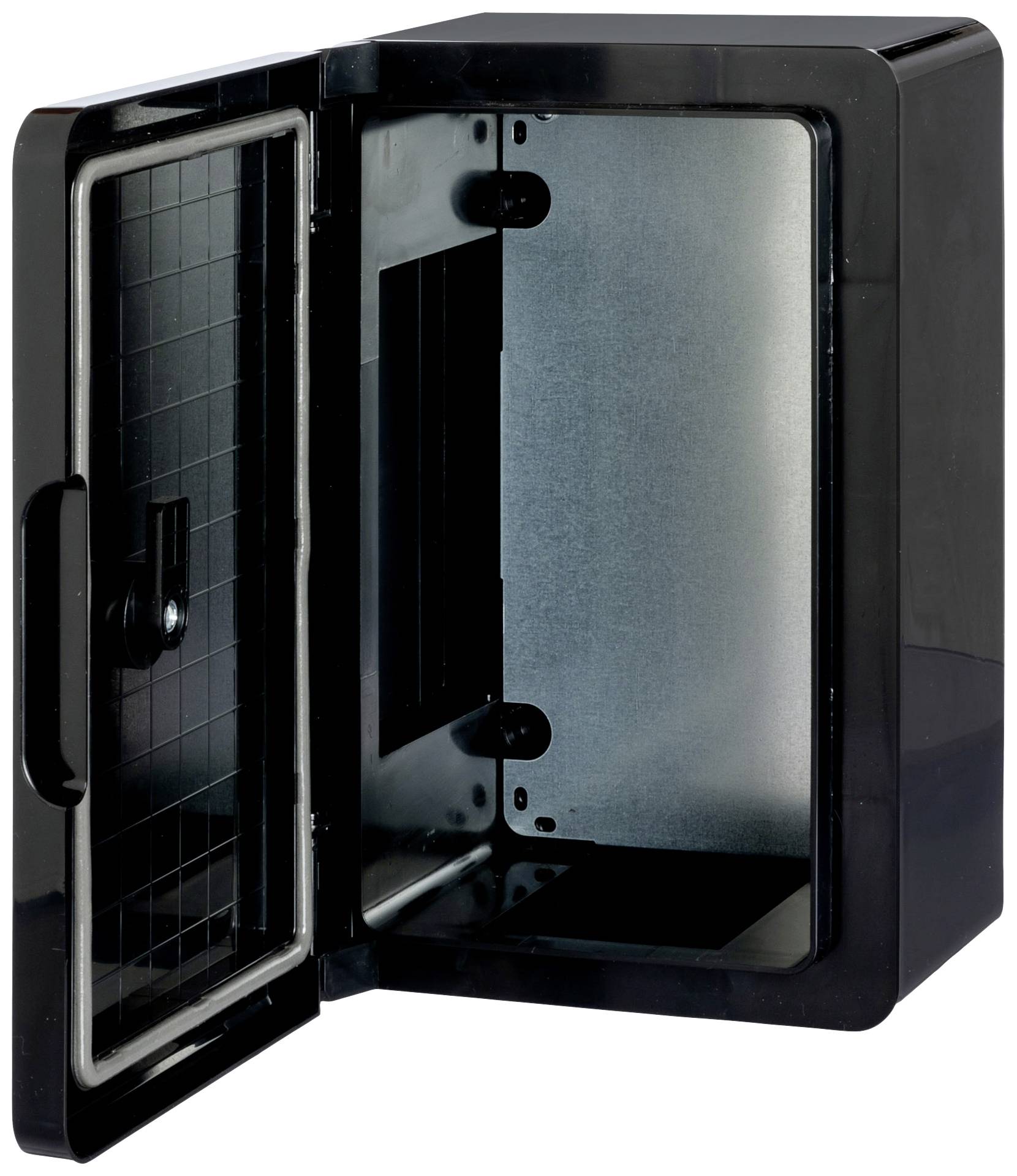Een zwarte, geopende metalen wandkast met een lege binnenruimte en een roosterstructuur aan de binnenkant van de deur.