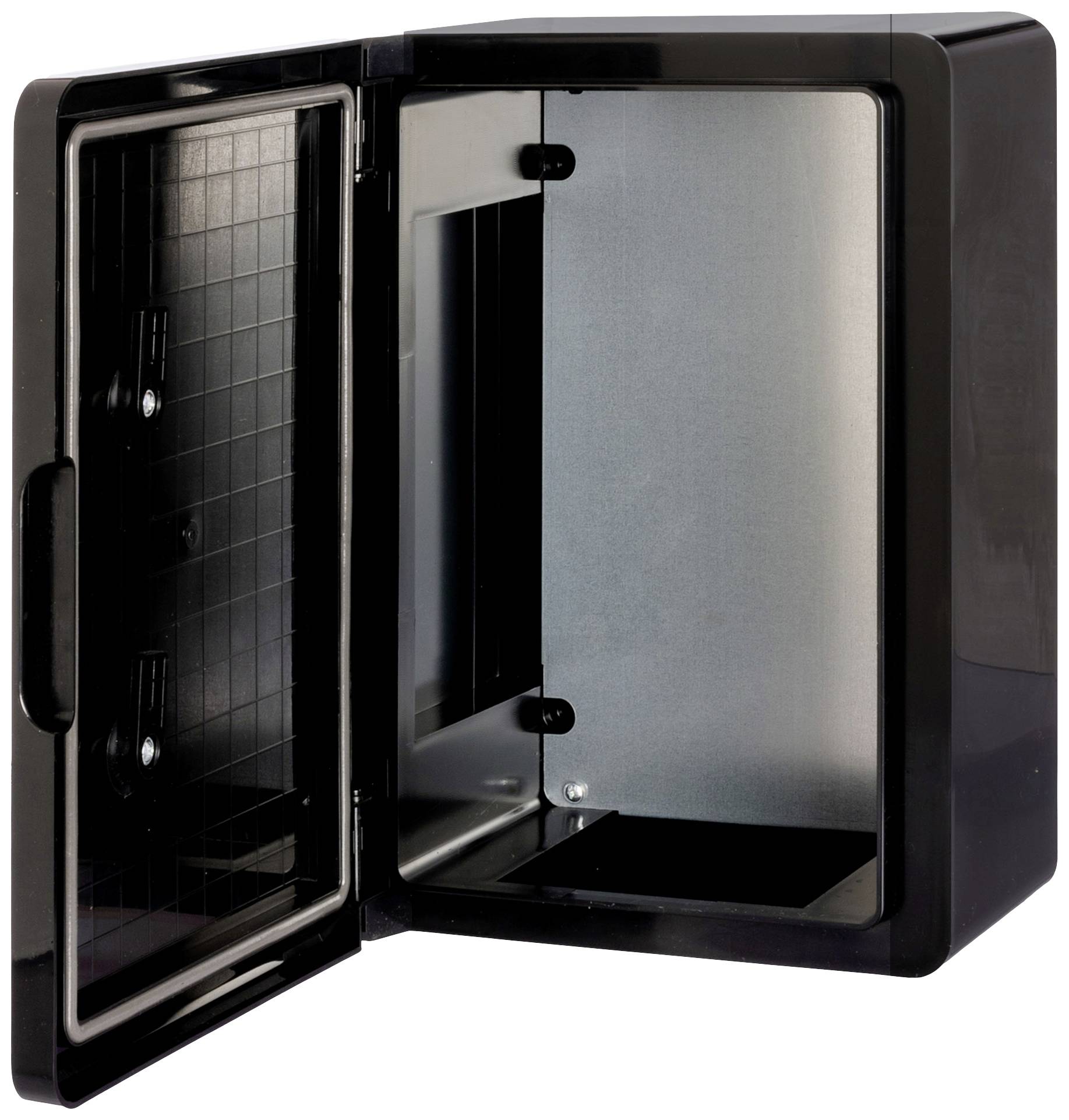 Zwarte, open wandkast met rasterstructuur aan de binnenkant van de deur en een lege binnenruimte, geschikt voor elektronische montage.