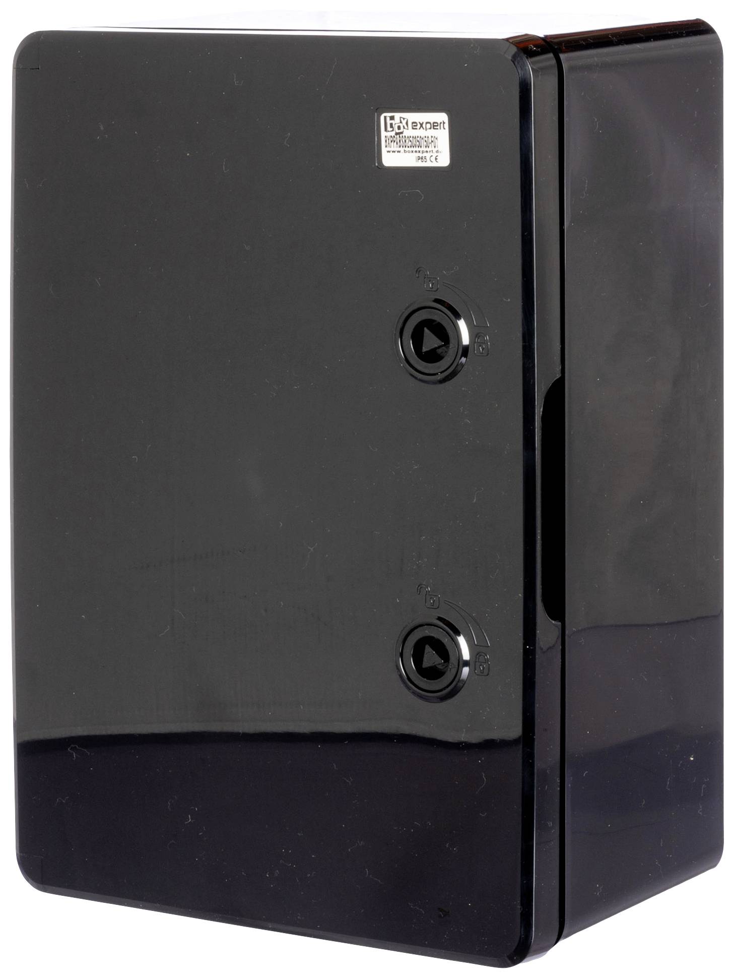 Een zwarte, wandgemonteerde metalen kast met twee kleine grendels aan de voorkant.