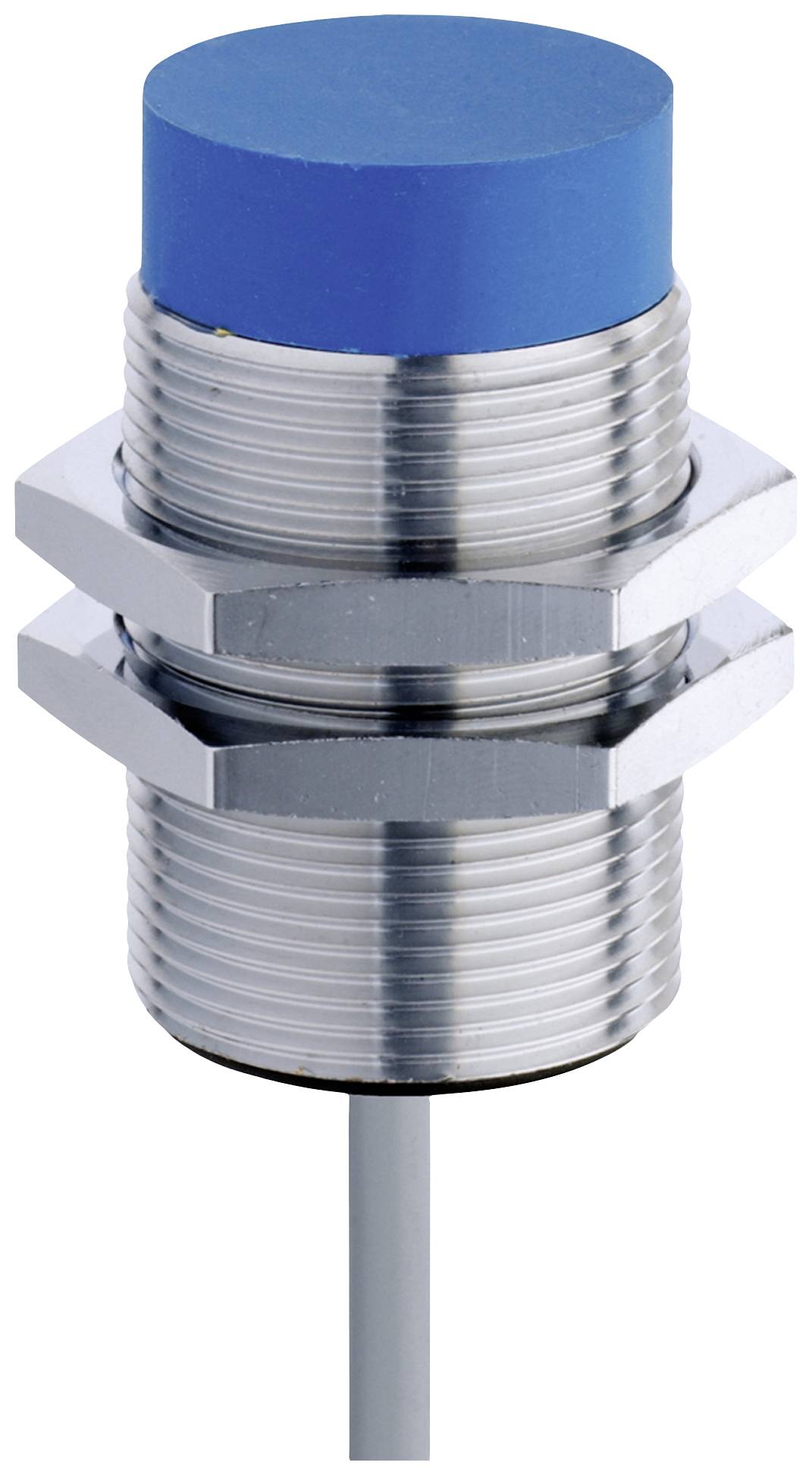 Een cilindrische metalen sensor met een blauwe punt en bevestigingsmoeren. Gebruikt voor positieherkenning in machines.
