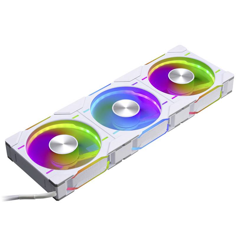 Een witte computerventilator met drie RGB-verlichte ventilatoren die in verschillende regenboogkleuren oplichten, op een witte achtergrond.