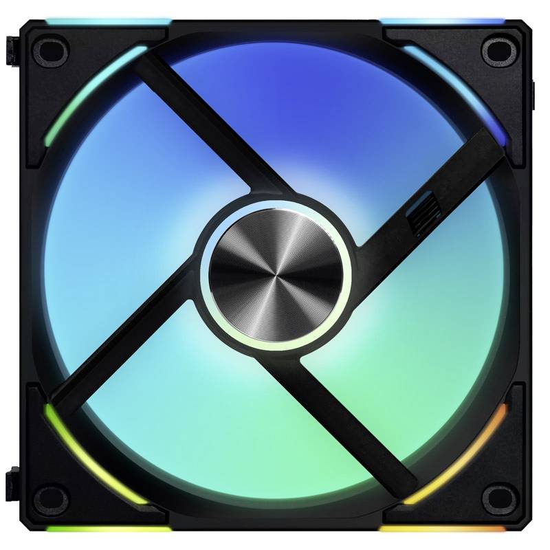 Vierkante computerventilator met centraal, oplichtende LED-kern in blauw en groen. Vier zwarte staven stabiliseren de structuur.