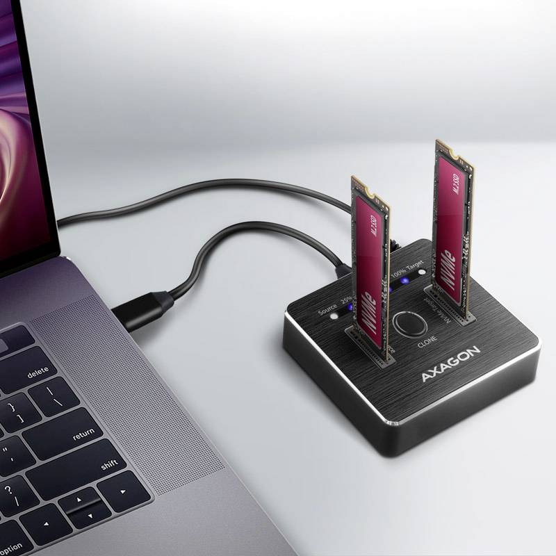 Dockingstation met twee geplaatste harde schijven, verbonden met een laptop. Een LED-indicator toont de bedrijfsstatus.