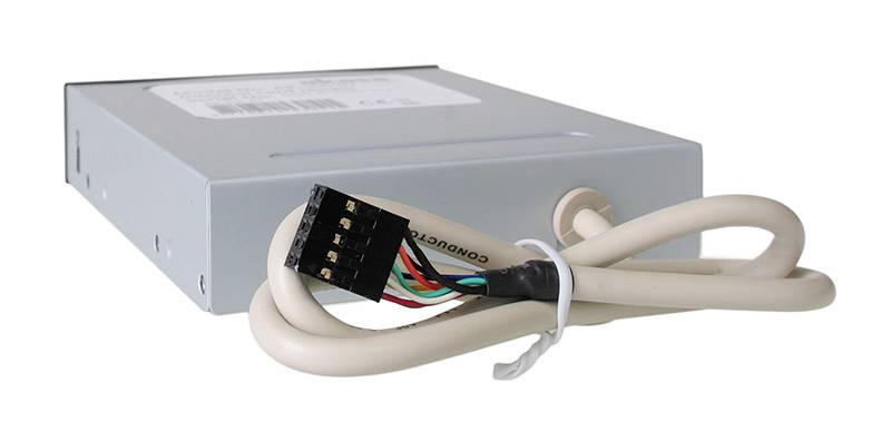 Een intern computerstationslager met een beige-grijze behuizing en een aangesloten meerkleurige kabel met een zwarte connector.