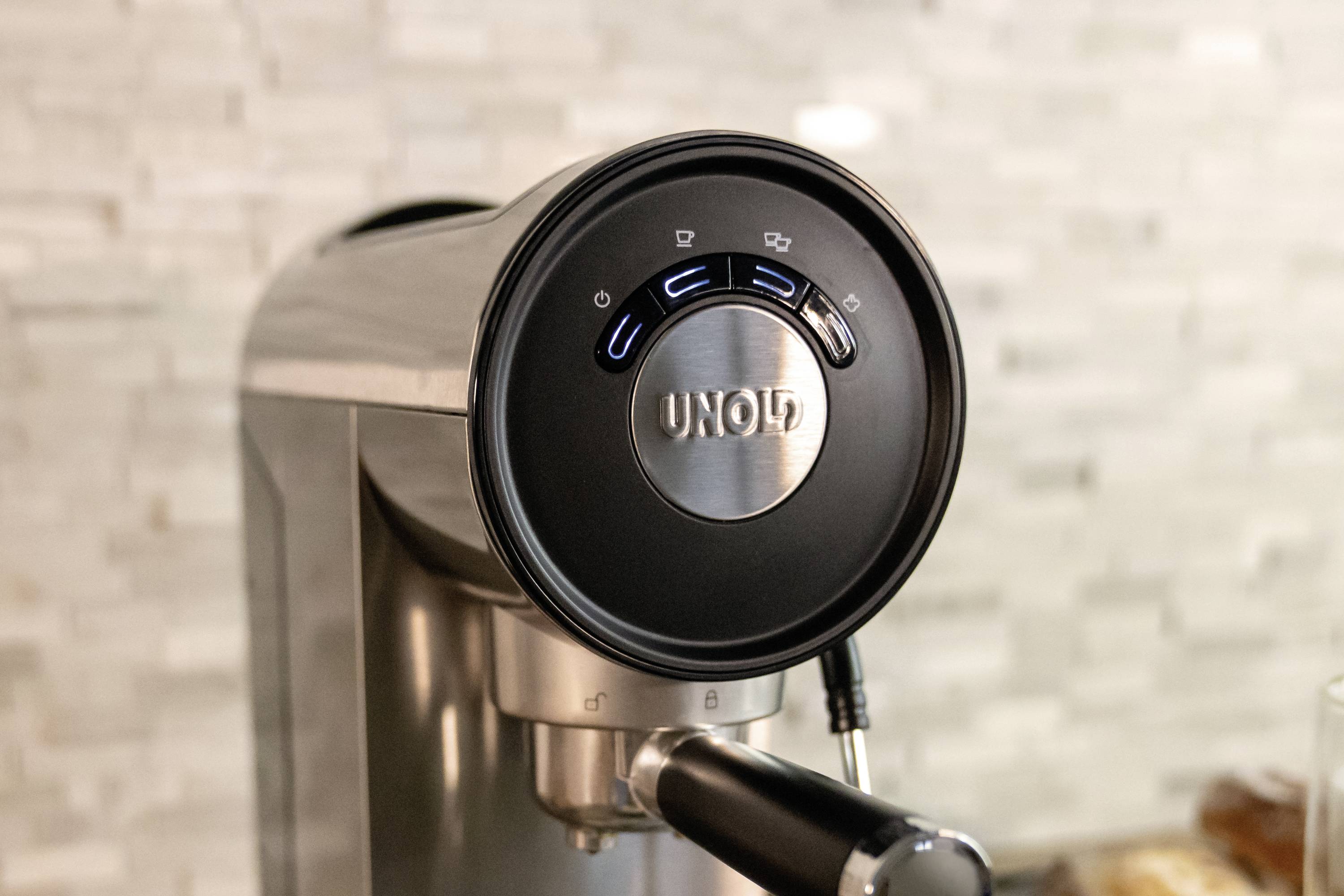 Koffiemachine in modern design met zichtbare bedieningspaneel en zilverkleurige behuizing, geplaatst op het aanrecht.