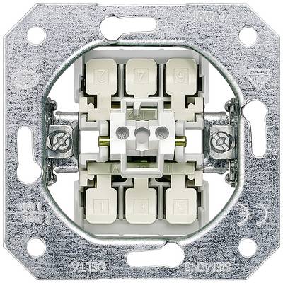 Een elektrische wisselschakelaar voor inbouw in close-up. Zichtbaar zijn het metalen frame en de aansluitklemmen voor de bedrading.