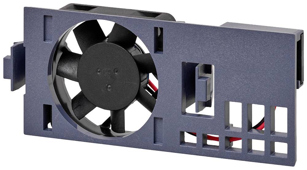 Een rechthoekige computerventilator in een zwarte behuizing met zes schoepen en rode kabels, gemonteerd op een blauwe frameplaathouder.