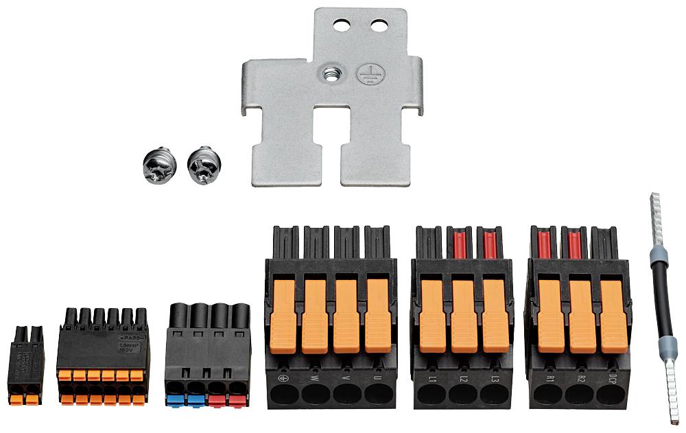 Verschillende elektrische stekkers in zwart en oranje, gegroepeerd naar grootte. Op de achtergrond is een metalen beugel zichtbaar.