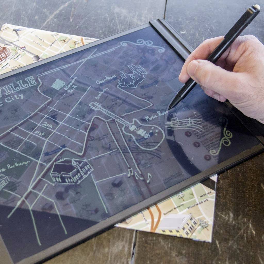 Een hand tekent met een pen op een grafisch tablet een kaart van een stad met opvallende bezienswaardigheden en straten.