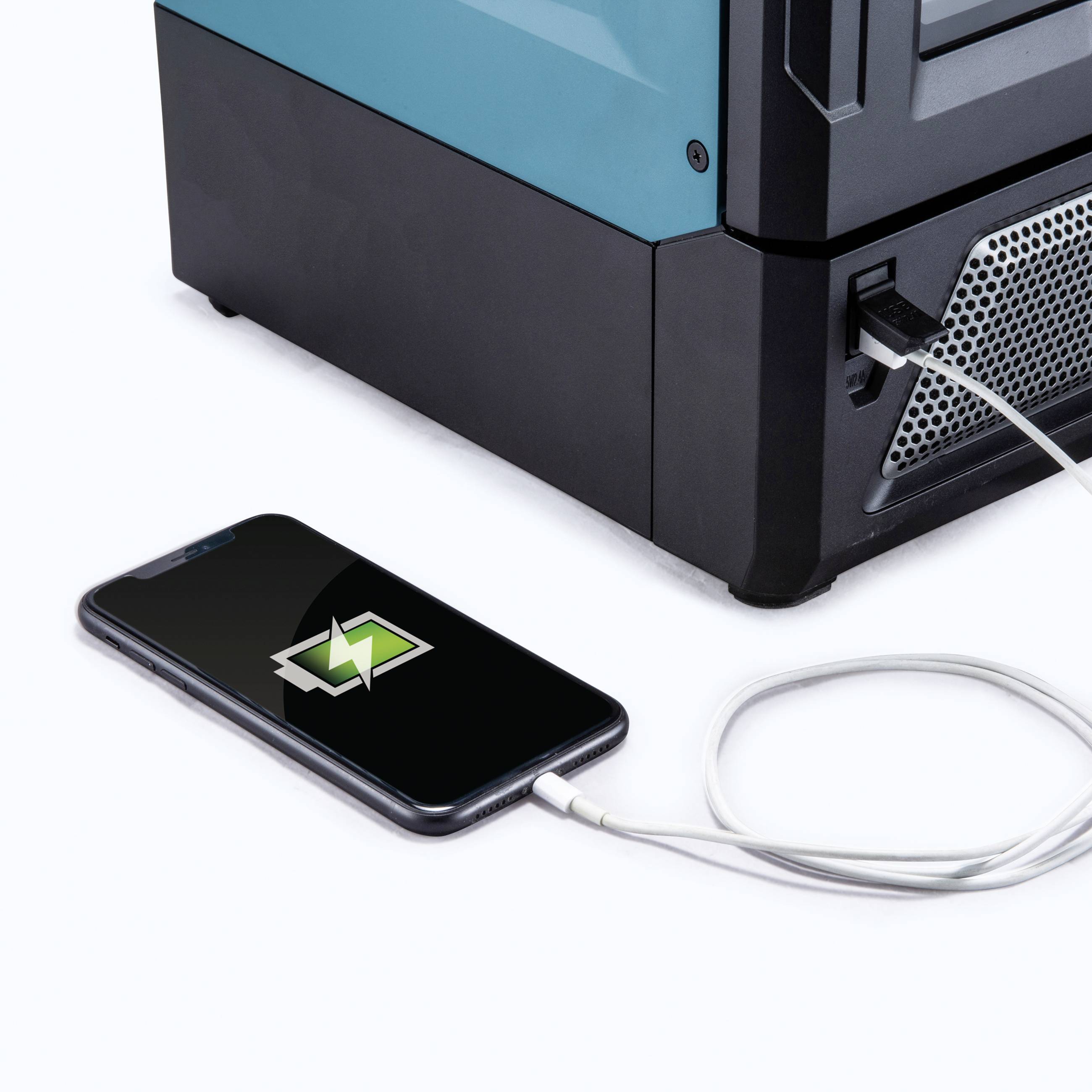 Smartphone wordt opgeladen met een kabel die is aangesloten op een computer. Op het scherm is een oplaadsymbool zichtbaar.