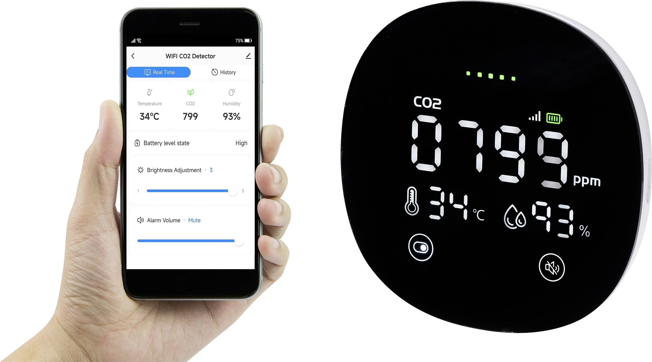 Een hand houdt een smartphone vast die verbonden is met een WLAN CO2-detector. De detector toont de CO2-waarde, temperatuur en luchtvochtigheid.