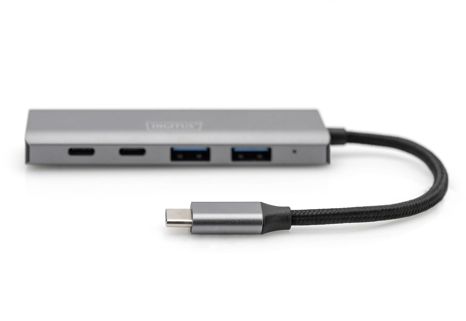 Een USB-C-hub met meerdere poorten, waaronder twee USB-A- en twee USB-C-poorten, aangesloten op een kabel.