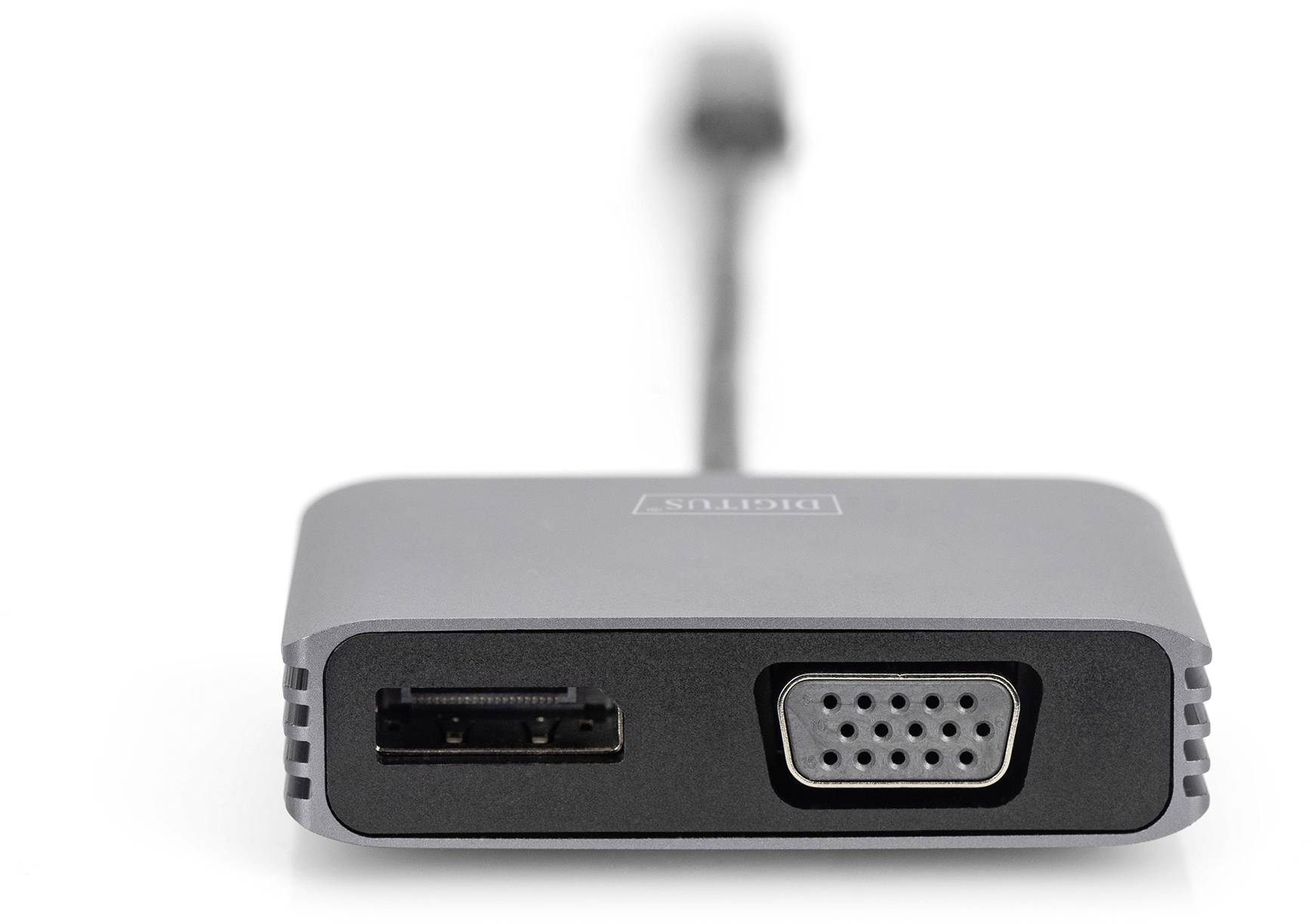 Een adapter met DisplayPort en VGA-aansluiting, geschikt voor het verbinden van laptops of pc's met monitoren of projectors.