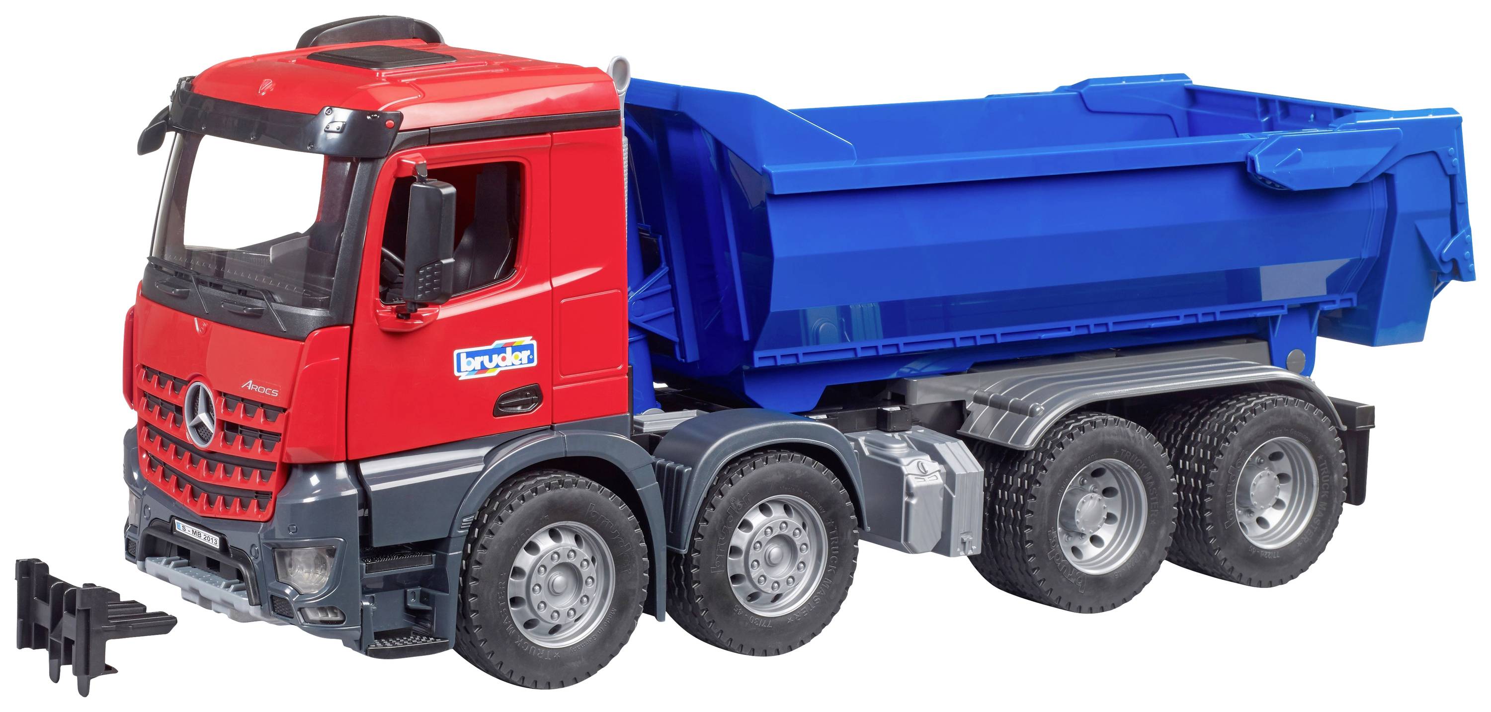 Een rode speelgoed-vrachtwagen met een blauwe laadruimte en zes wielen. Geschikt om mee te spelen in de zandbak of als verzamelitem.