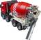 Een rode betonmixer-vrachtwagen met een grote, rood-witte mengbak. Aan de zijkant is een ladder bevestigd.