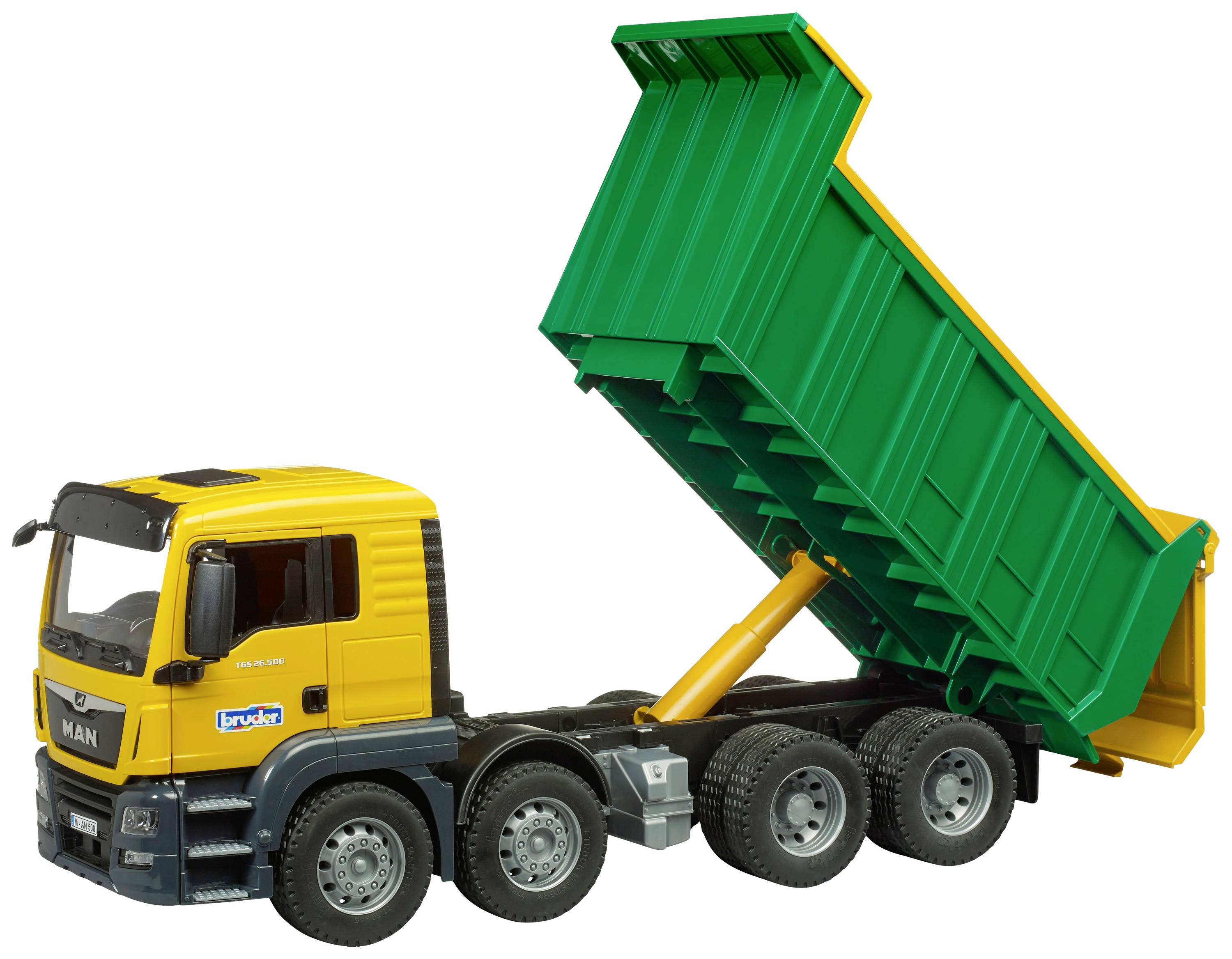 Een gele vrachtwagen met een groene kiepbak in gekantelde positie op een witte achtergrond.