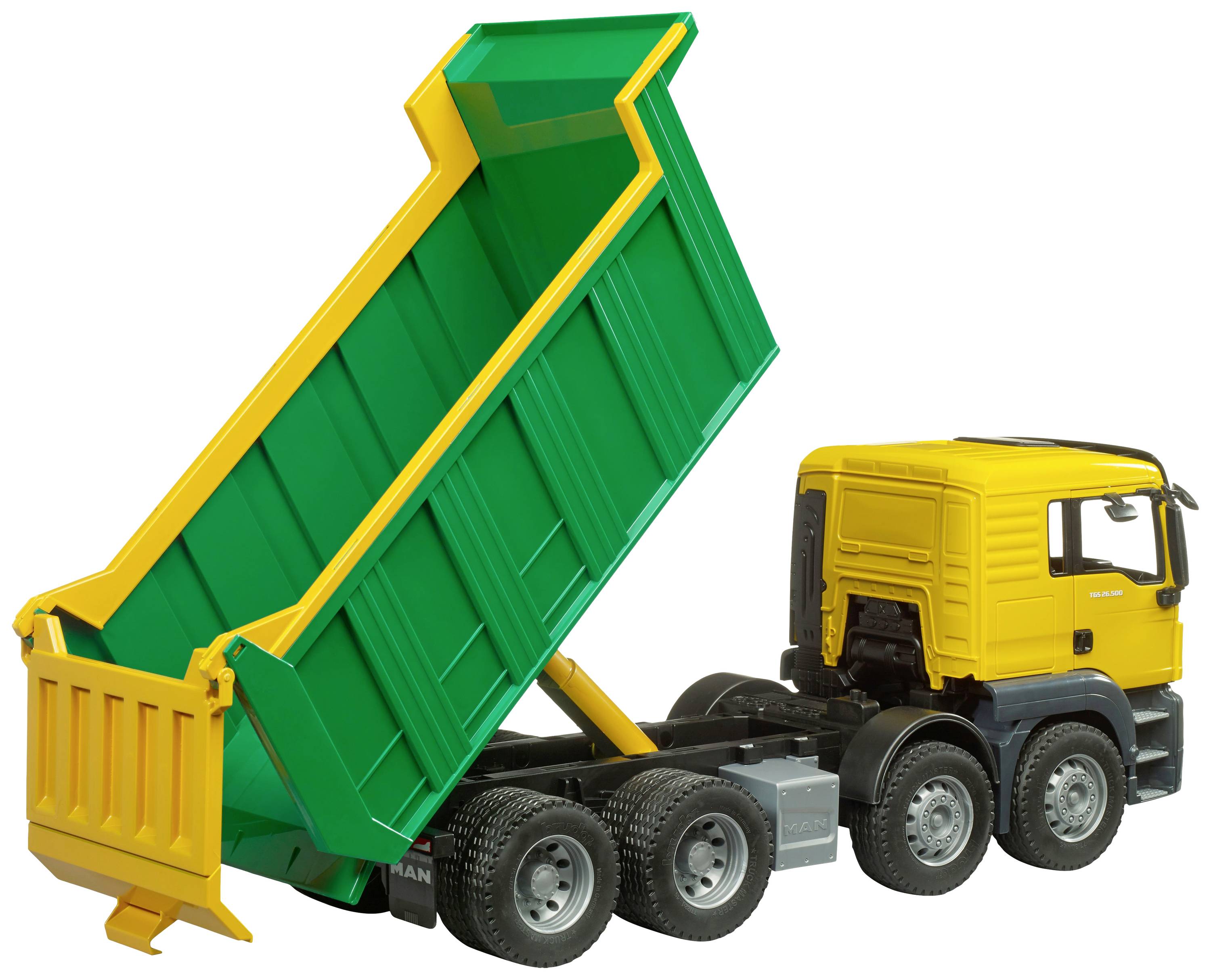 Een gele vrachtwagen met een groene kiepwagen staat in de laadpositie. De aanhanger is omhoog geheven om materiaal te lossen.