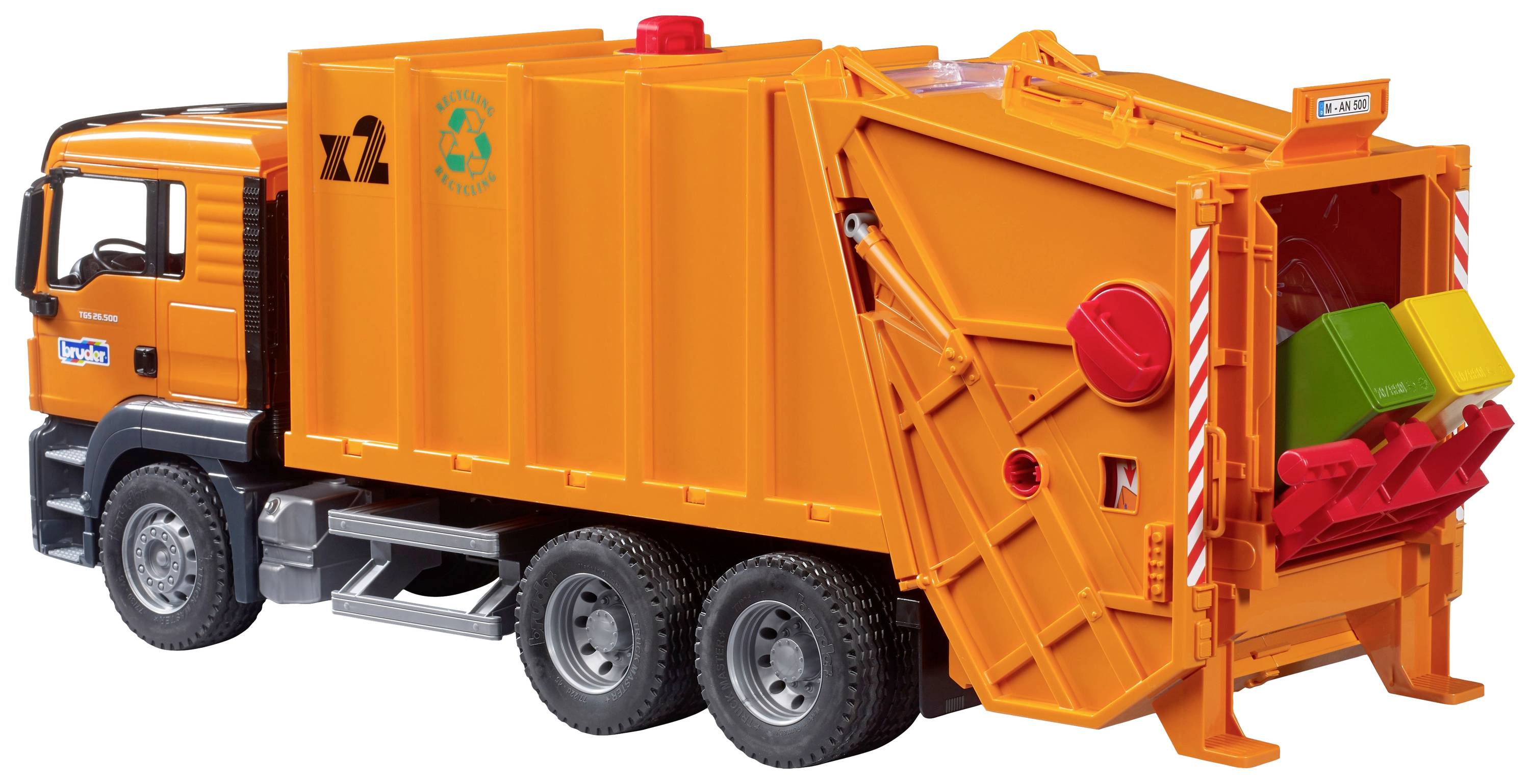 Een oranje vuilniswagen met een open achterklep toont groene en gele containers die in het voertuig worden geladen.
