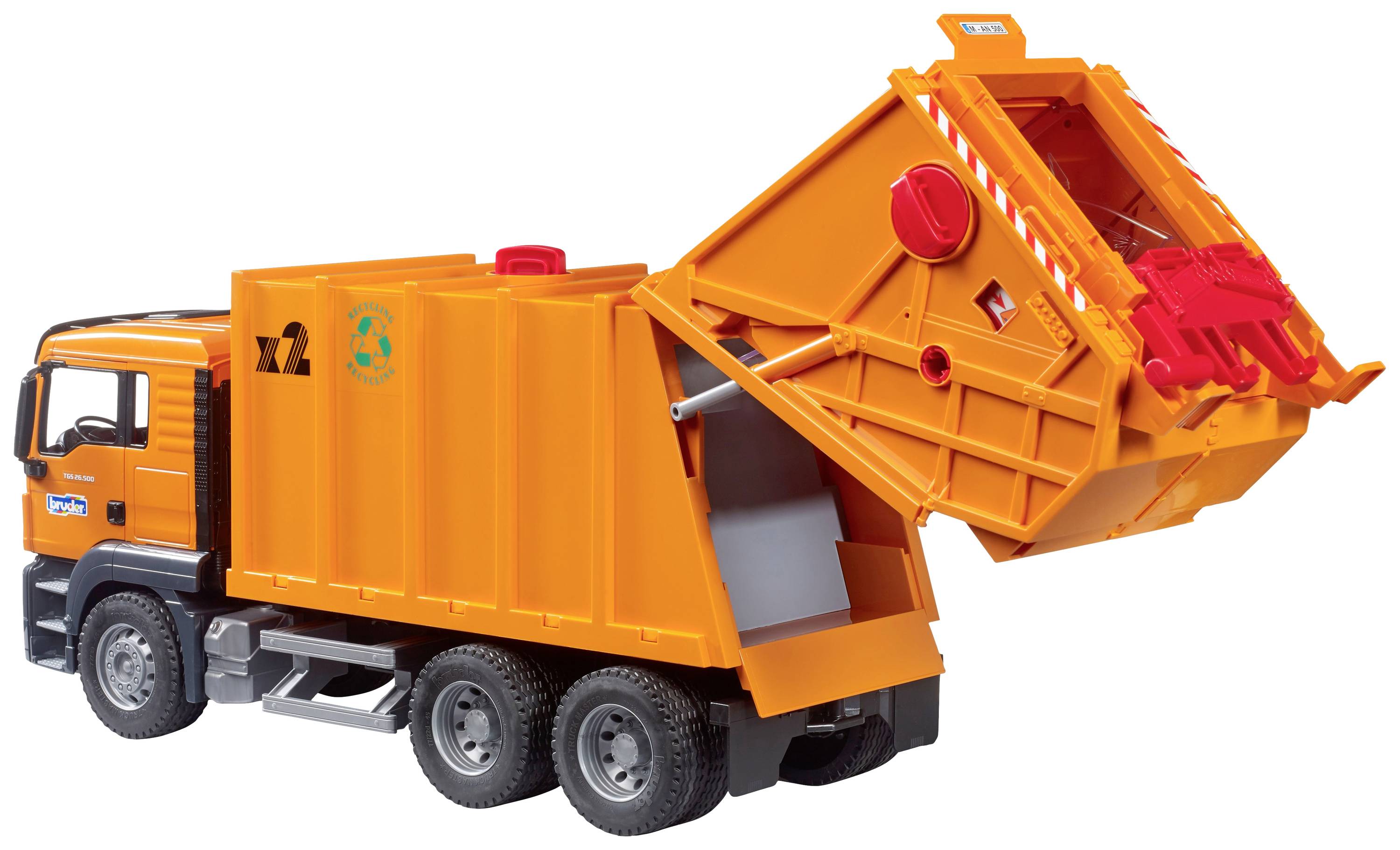 Een oranje vuilniswagen met een opgetilde container toont de mechaniek van het ledigingsproces op een witte achtergrond.