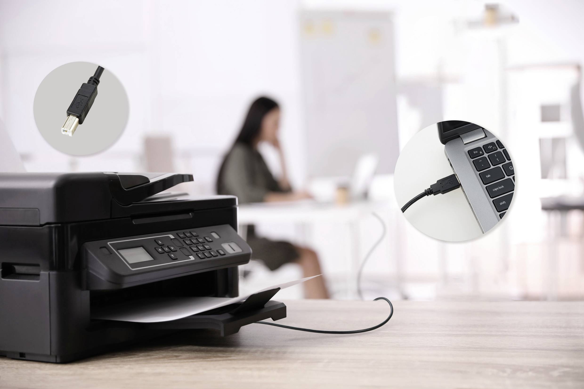 'Printer op een tafel met USB-verbindingskabel, op de achtergrond een persoon achter een laptop. Concept voor kantoorwerk en connectiviteit.'
