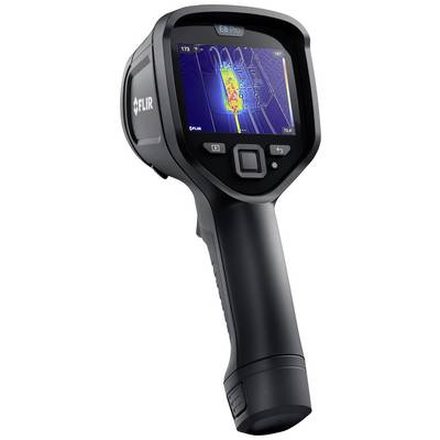 Een zwarte warmtebeeldcamera met een scherm dat een gekleurd temperatuurbeeld weergeeft. Het merk 'FLIR' is zichtbaar op het toestel.
