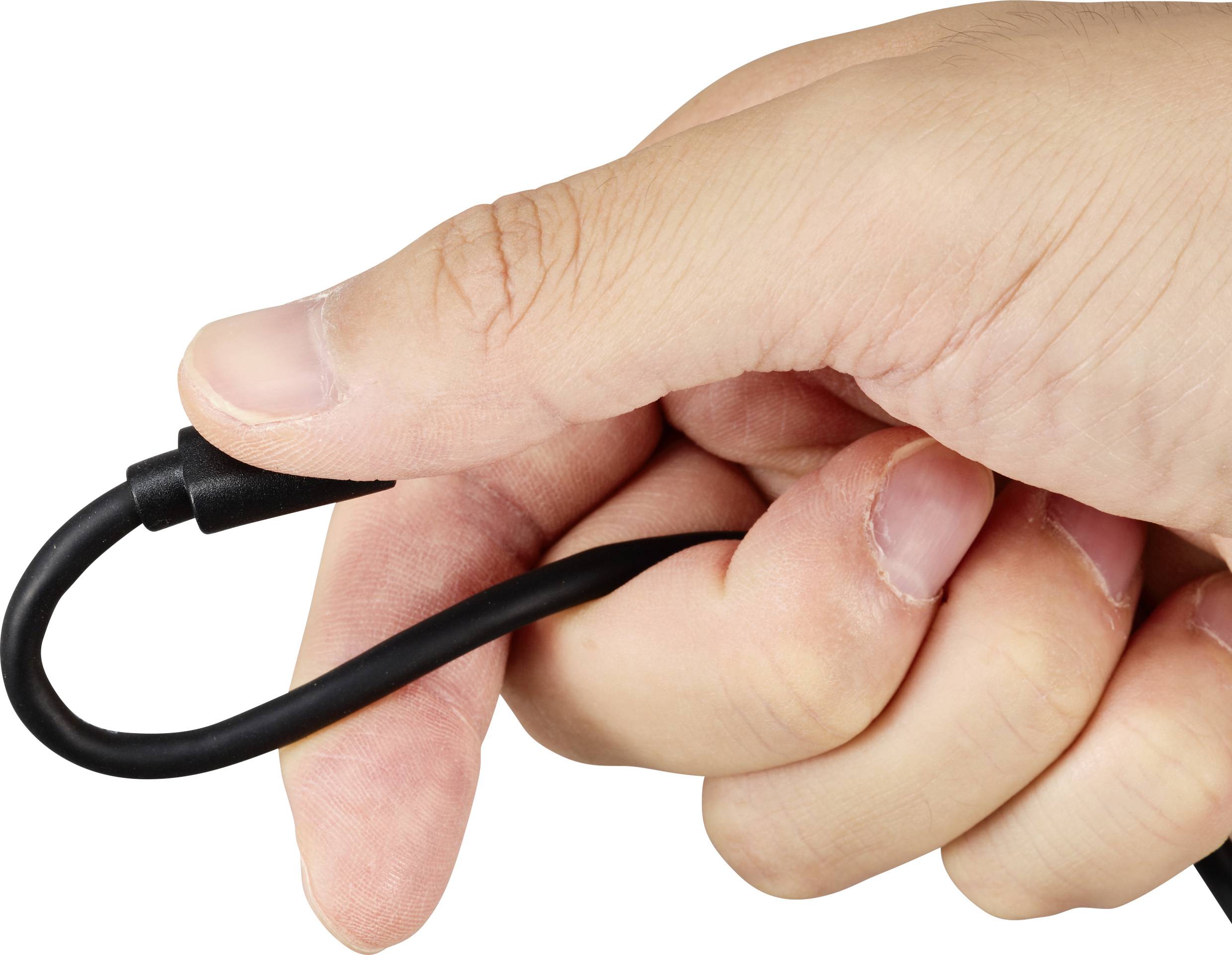 Een hand houdt een zwart kabel met een ronde punt vast.