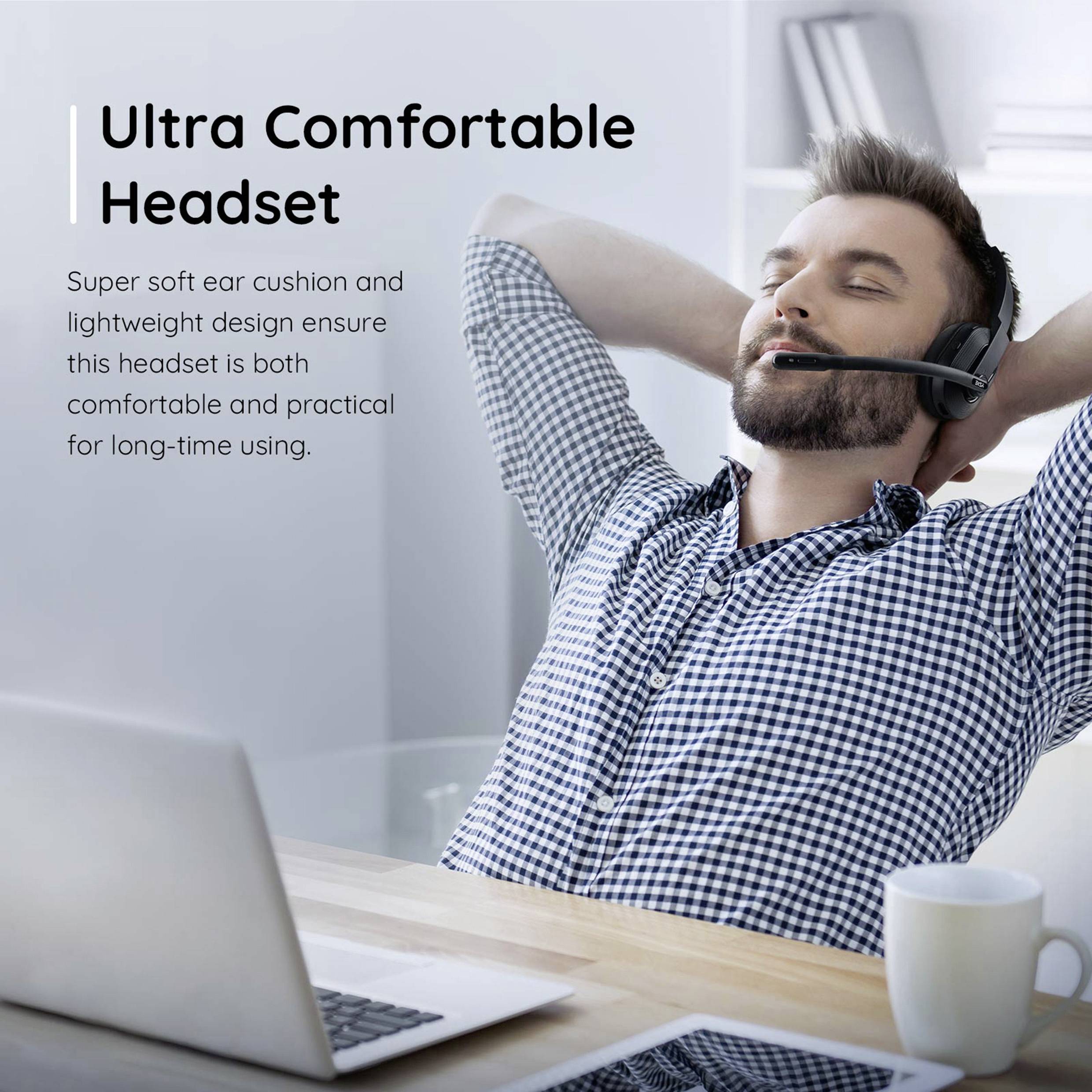 Man draagt headset en zit ontspannen voor een laptop. Tekst: 'Ultra Comfortabel Headset - Super zachte oorkussens en lichtgewicht ontwerp'.