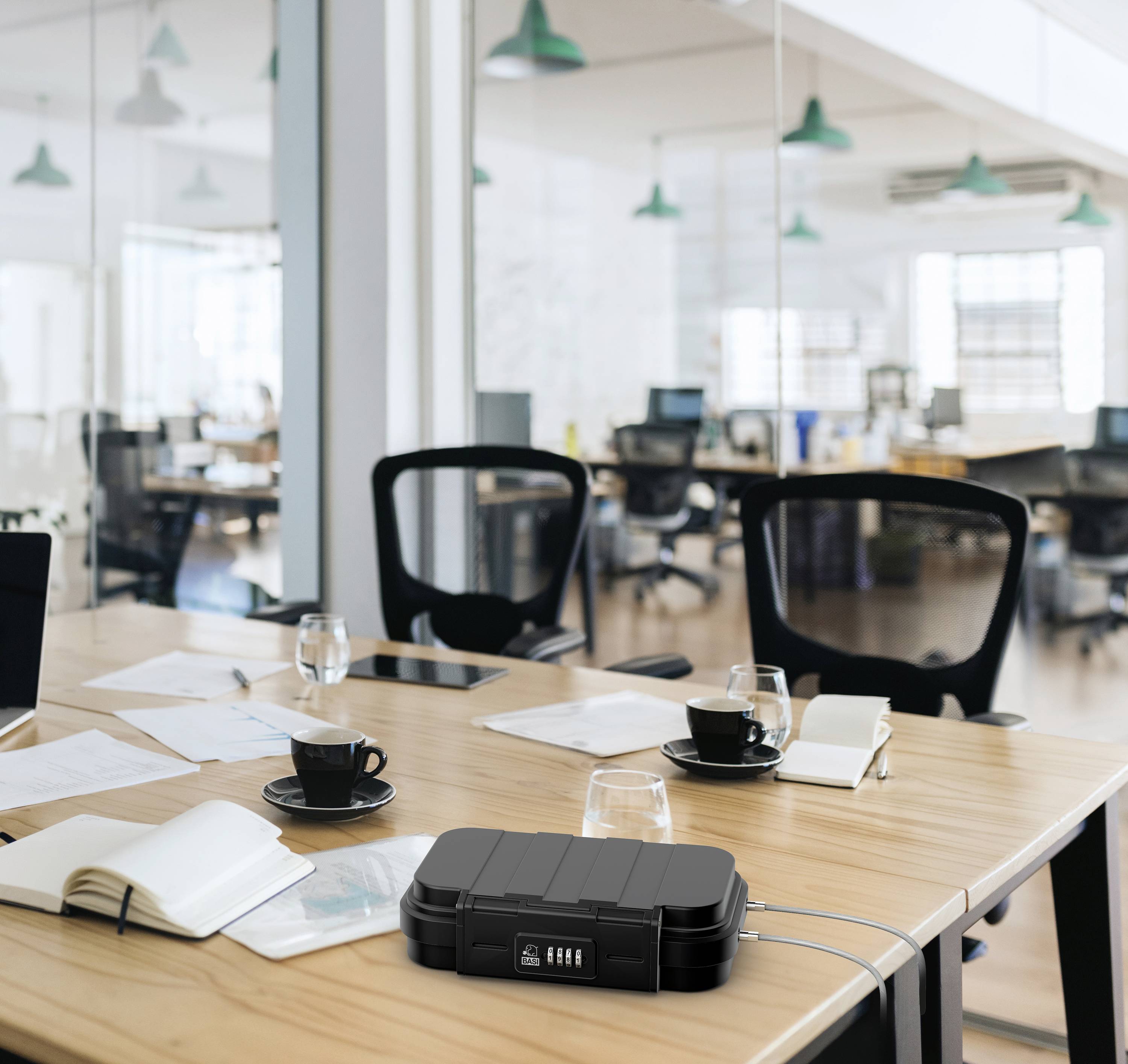 Een moderne vergaderruimte met een tafel, stoelen en een notitieboek op tafel. De ruimte is uitgerust met glazen wanden en hangende verlichting.
