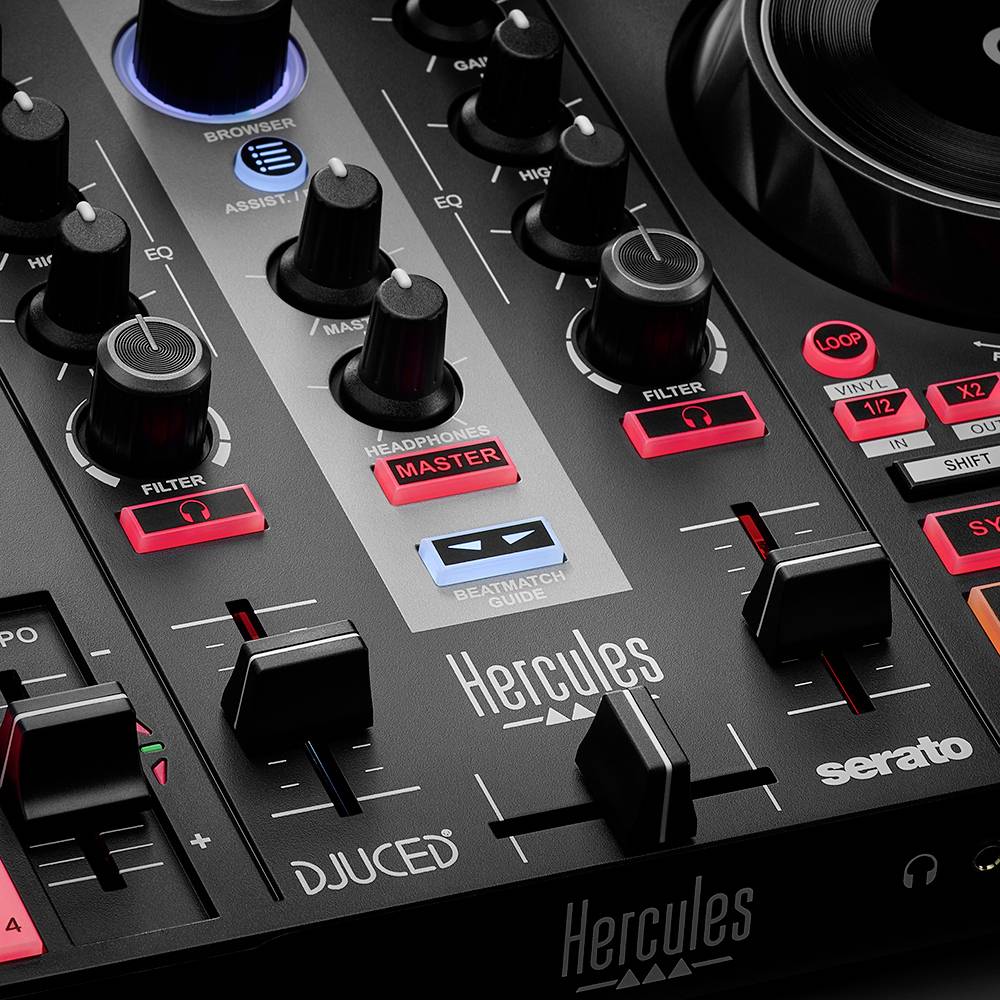 DJ-mengpaneel met verschillende knoppen, draaiknoppen en schuifregelaars. Merknaam 'Hercules' zichtbaar. Hoofdthema: Audio-mengbeheer.