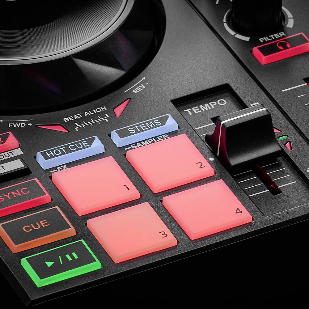 Verlichte pads en knoppen van een DJ-mixer voor het bedienen van beats, tempo en effecten.
