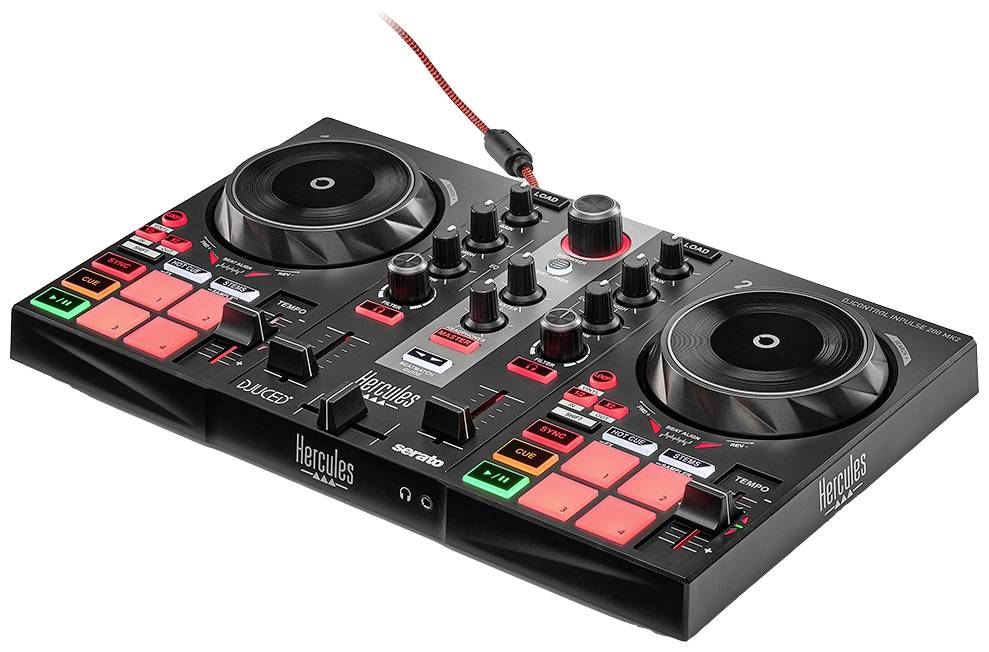 Een zwarte DJ-controller met twee jogwheels, meerdere knoppen en schuifregelaars. Merknaam zichtbaar. Rood kabel aangesloten.