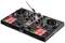 Een zwarte DJ-controller met twee jogwheels, meerdere knoppen en schuifregelaars. Merknaam zichtbaar. Rood kabel aangesloten.