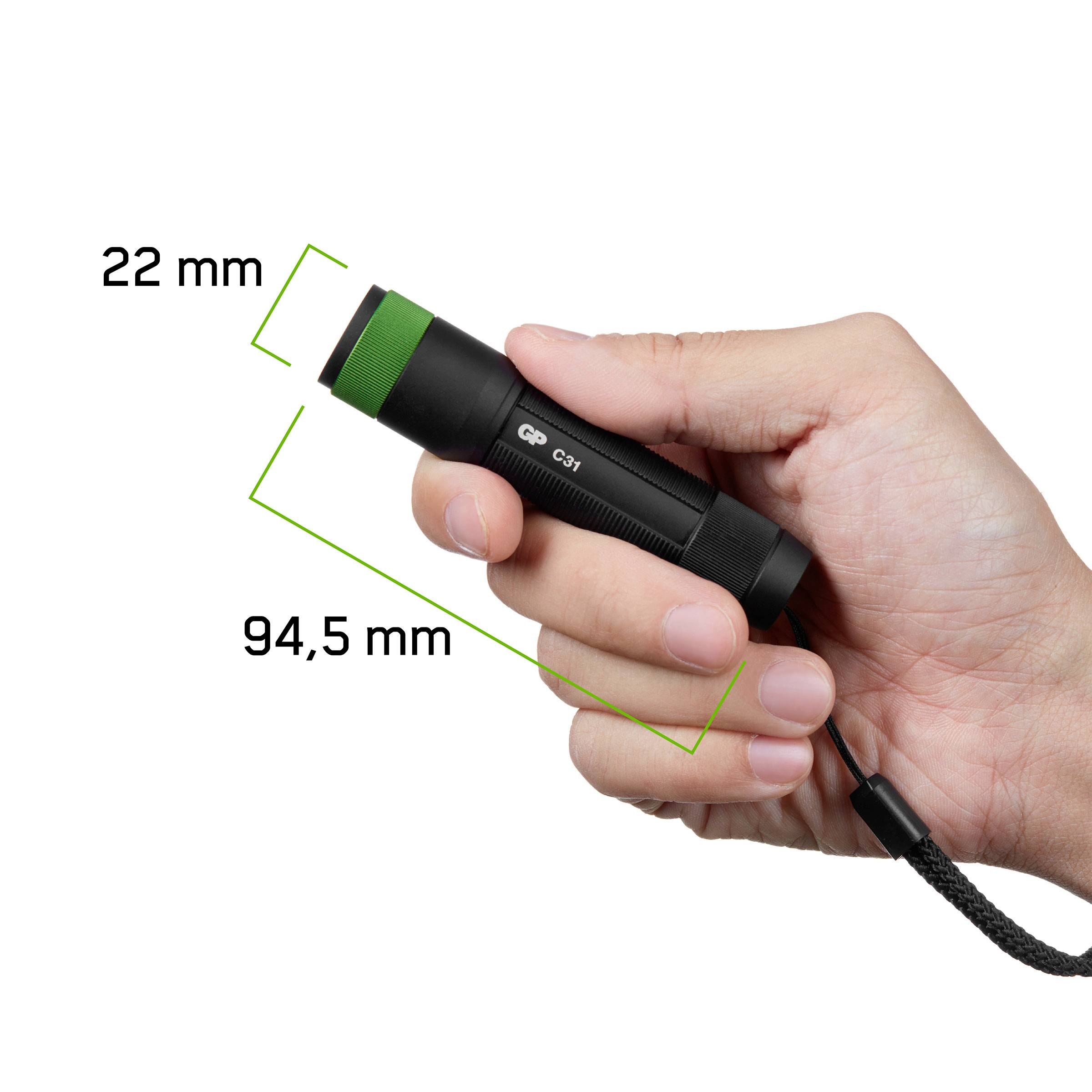 Een hand houdt een zwarte zaklamp met een groene kop vast. Pijlen geven de afmetingen aan: 22 mm doorsnede en 94,5 mm lengte.