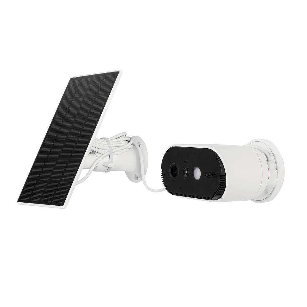 Een beveiligingscamera met zonnepaneel voor energievoorziening, gemonteerd op een witte beugel, geschikt voor buitengebruik.