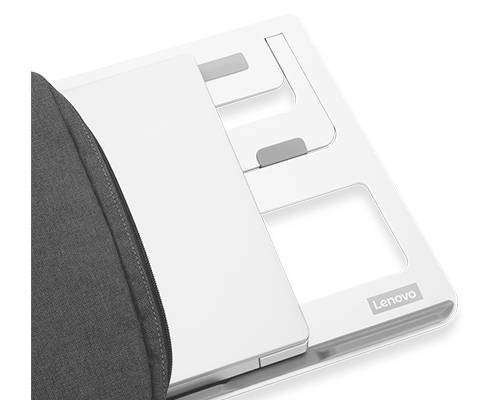 Een witte Lenovo-laptop wordt gedeeltelijk bewaard in een grijze hoes. Alleen het opschrift 'Lenovo' is zichtbaar.