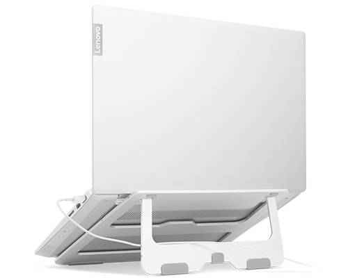 Een witte laptop op een witte laptopstandaard, gezien van achteren. Er is een kabel aangesloten. De laptop is licht naar boven gericht.