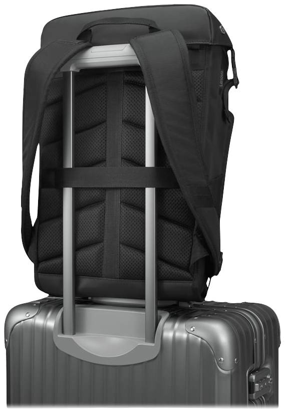 Een zwarte rugzak met een trolley-lus die over het handvat van een zilveren koffer is geschoven.