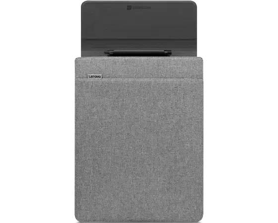 Een grijze Lenovo laptoptas staat rechtop, gedeeltelijk geopend, waardoor de zwarte binnenkant zichtbaar wordt.