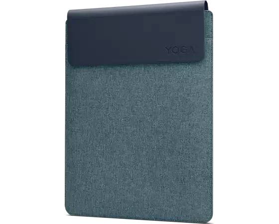 Een donkerblauwe laptophoes met textuur en een geborduurd 'Yoga' logo in de hoek; geschikt voor de bescherming van een laptop.