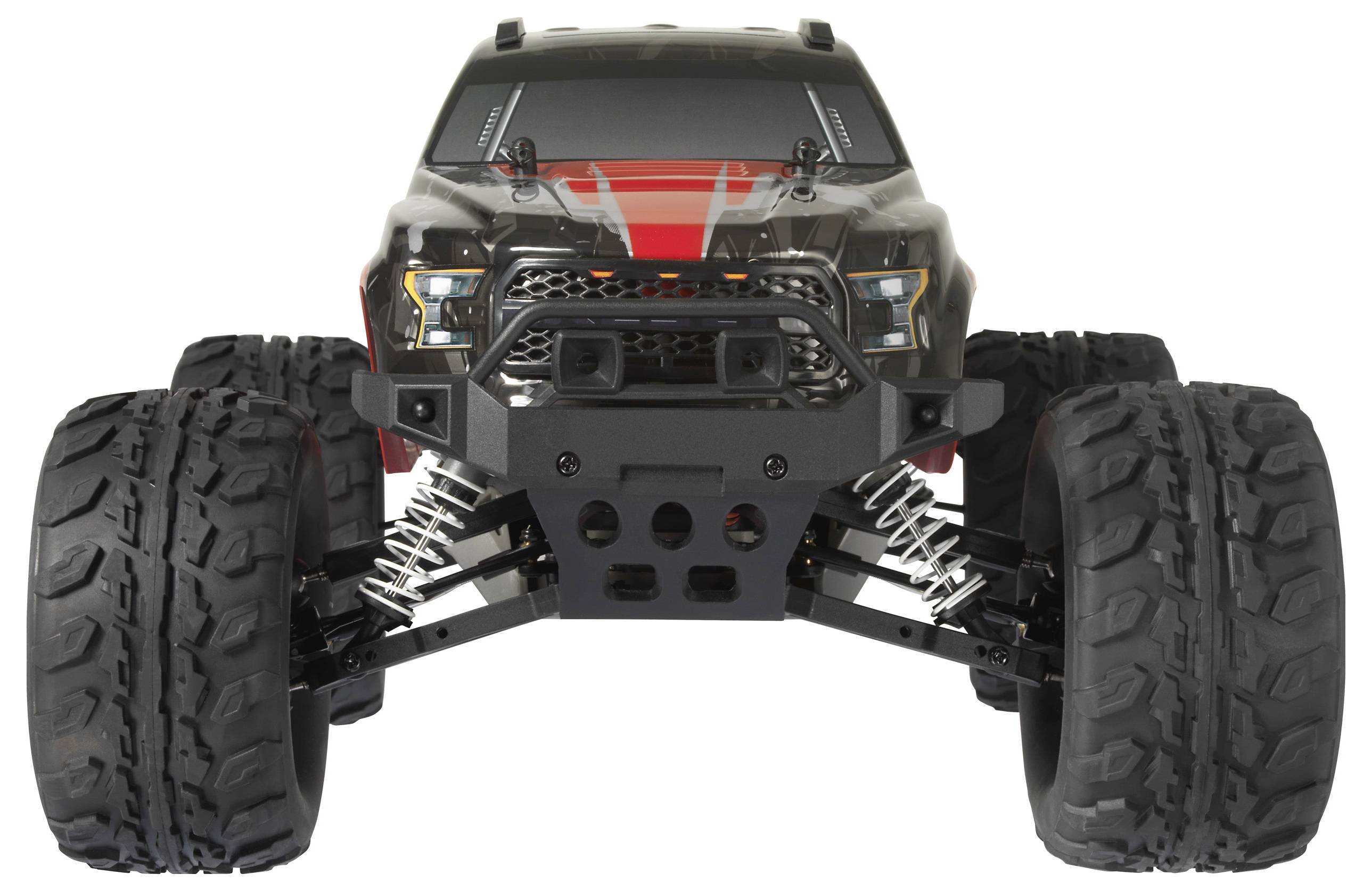 Afstandsbediende monstertruck met grote, grove banden, robuuste bumper en zwart-rood carrosserieontwerp, frontaal gefotografeerd.