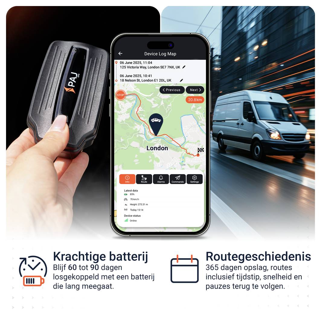 Reclameafbeelding voor een GPS-tracker: Hand houdt apparaat vast, smartphone toont routekaart, rechts rijdende bestelwagen; eronder tekst over krachtige accu en routeopslag.