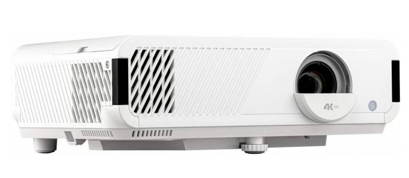 Een witte 4K-projector met zwart ventilatieraster en lens aan de rechterkant, geschikt voor hoogwaardige projecties.