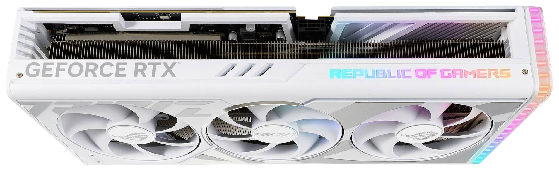 Een witte videokaart met drie ventilatoren en RGB-verlichting. Opschrift: 'GeForce RTX' en 'Republic of Gamers'.