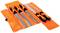 Een set van vijf keukenmes en -gereedschappen met oranje-zwarte handvatten, netjes gerangschikt in een oranje etui.